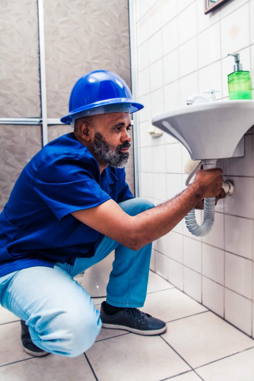 Joel realizando reparo hidráulico